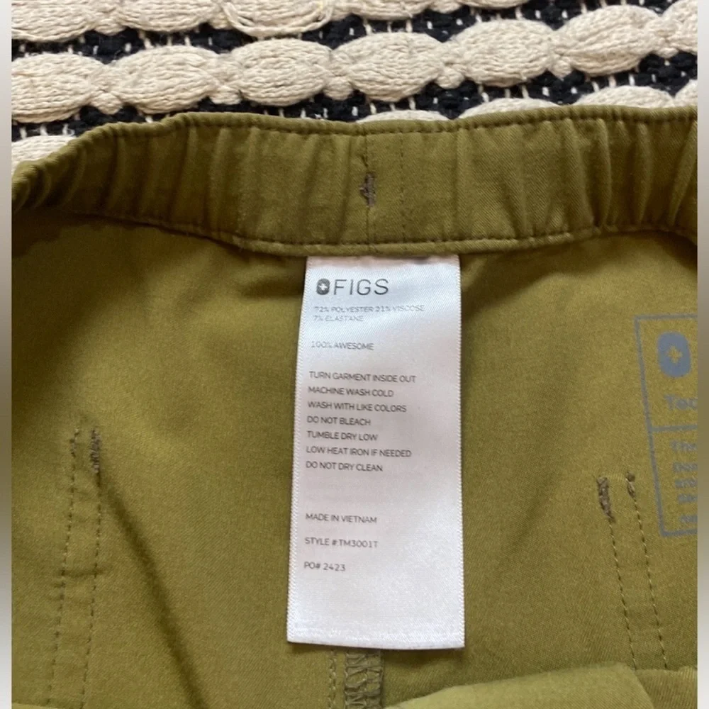 FIGS Cario cargo Scrub bottoms in Olive Green - Mens size ST Small Tall
